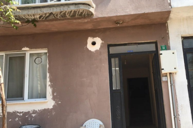 Bursa'da evine girip, boğazını sıkan maskeli saldırganı sırtından bı&ccedil;akladı
