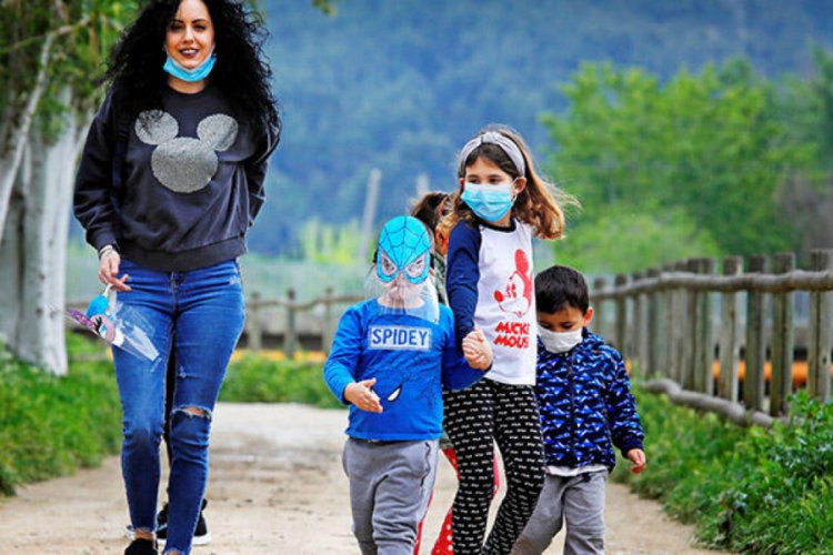 İspanya'da &ccedil;ocuklar 6 hafta sonra sokaklara koştu