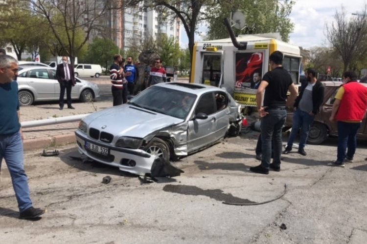 Kaldırımda otomobilin &ccedil;arptığı yaya &ouml;ld&uuml;