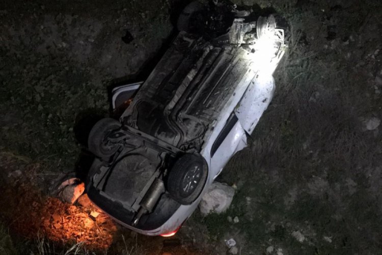Karşı şeride ge&ccedil;ip takla attı