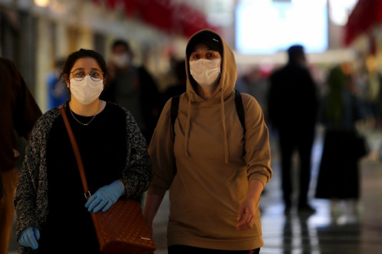 Bursa'da Tarihi Hanlar ve &Ccedil;arşı 1 ay sonra a&ccedil;ıldı, esnafın umudu bayram alışverişinde