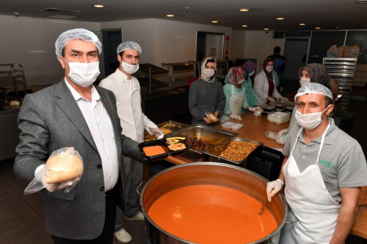 Bursa Osmangazi'de sıcak yemek dağıtımı başladı