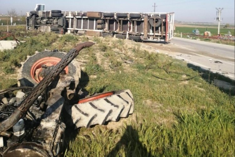 Tırla &ccedil;arpışan trakt&ouml;r ikiye b&ouml;l&uuml;nd&uuml;