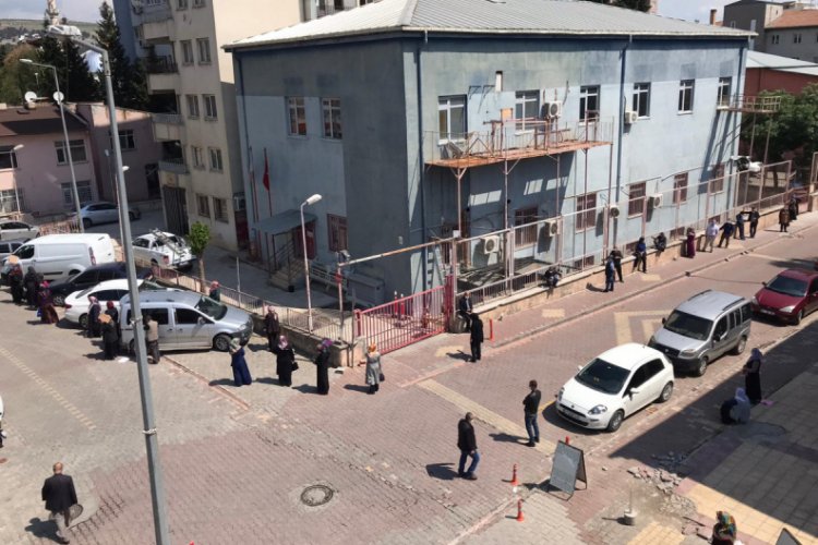 PTT &ouml;n&uuml;nde kilometrelerce kuyruk oluştu
