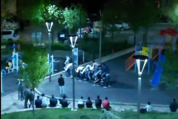 Parkta 'uzun eşek' oynayan 10 kişiye 31 bin 500 lira ceza