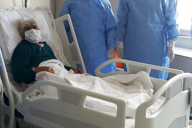 99 yaşındaki Safiye Nine koronavir&uuml;s&uuml; yendi