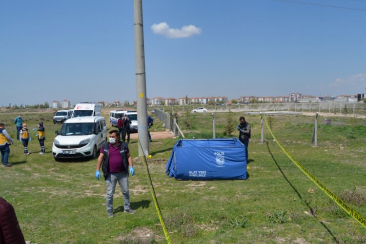 Boş arazide yanmış erkek cesedi bulundu
