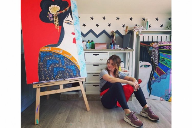 Pelin Karahan resim yapıyor