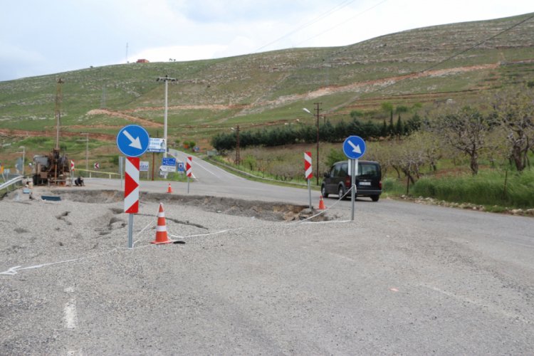 Aşırı yağışlar nedeni ile asfalt yol &ccedil;&ouml;kt&uuml;