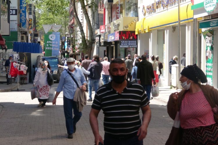 İzmit'te g&uuml;zel hava insanları sokağa d&ouml;kt&uuml;