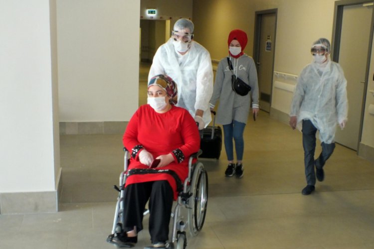 Koronavir&uuml;s&uuml; yenen 3 &ccedil;ocuk annesi, alkışlarla taburcu edildi