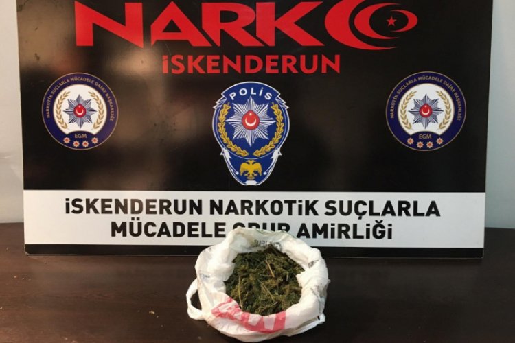 Ş&uuml;pheli ara&ccedil;tan uyuşturucu &ccedil;ıktı