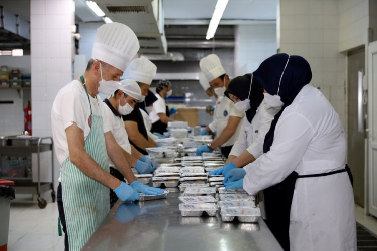Bursa'da iftar yemeklerini ihtiya&ccedil; sahibi vatandaşların evine ulaştırılıyor