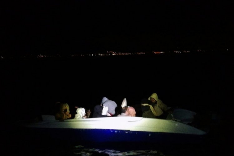 Denizde s&uuml;r&uuml;klenen 13 d&uuml;zensiz g&ouml;&ccedil;men kurtarıldı