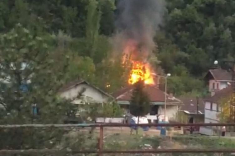 Evi alevlere teslim oldu, g&ouml;zyaşlarını tutamadı