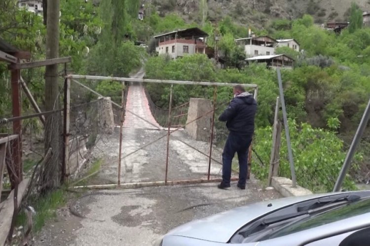 Koronavir&uuml;sten korunmak i&ccedil;in k&ouml;y girişine kapılı &ouml;nlem