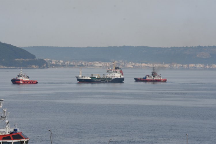 &Ccedil;anakkale Boğazı'nda akaryakıt tankerinde makine arızası