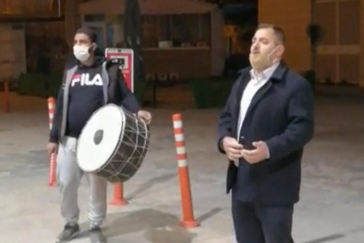 Bursa'da sağlık&ccedil;ılara sahurda davul eşliğinde maniler s&ouml;yledi