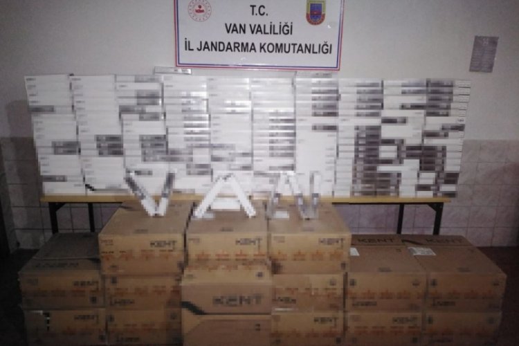 Van'da, 2 ara&ccedil; ile evde 18 bin paket ka&ccedil;ak sigara bulundu