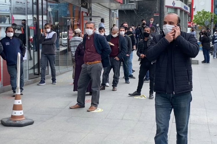 Bankalar &ouml;n&uuml;nde metrelerce kuyruk