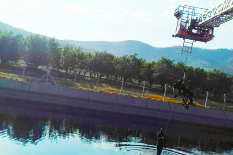 Sulama kanalına d&uuml;şen otomobilden vin&ccedil;le kurtarıldı