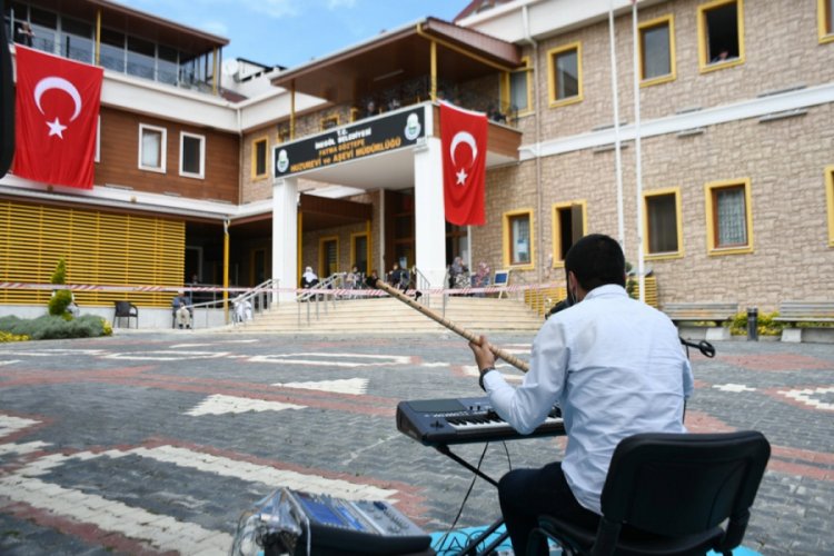 Bursa'da huzurevinde sosyal mesafeli eğlence
