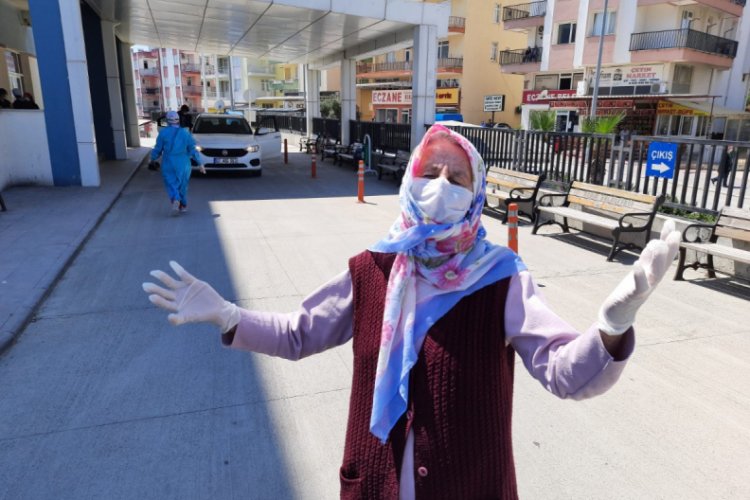 Korona vir&uuml;s&uuml; yenen 70 yaşındaki kadın: "Vir&uuml;s beni yıkacaktı, ben vir&uuml;s&uuml; yıktım"