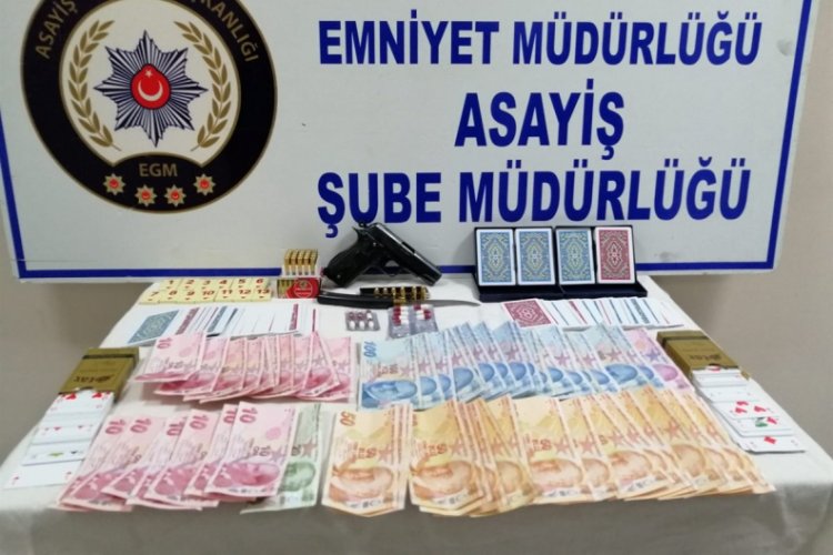 Kumarda basıldılar, sosyal mesafeden cezayı yediler