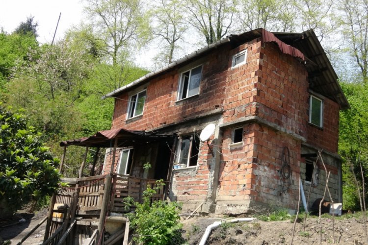 3 yaşındaki &ccedil;ocuk &ccedil;akmakla oynarken evi yaktı