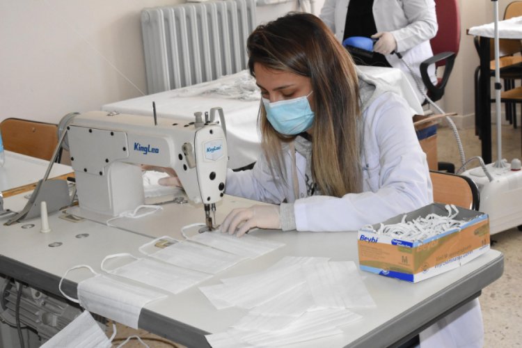 Bitlis'teki halk eğitim merkezlerinde g&uuml;nl&uuml;k 20 bin maske &uuml;retiliyor