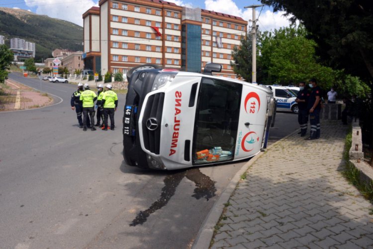 Trakt&ouml;r ile ambulans &ccedil;arpıştı: 5 yaralı