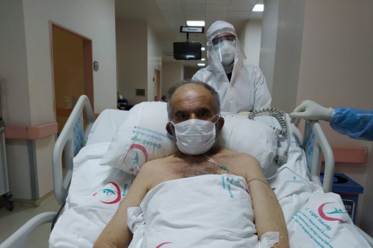 Koronavir&uuml;s hastası, yoğun bakımdan servise alkışlarla alındı