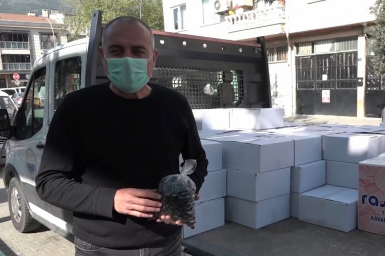 Bursa'da hayırsever &ccedil;ift&ccedil;i 1 ton zeytin bağışladı
