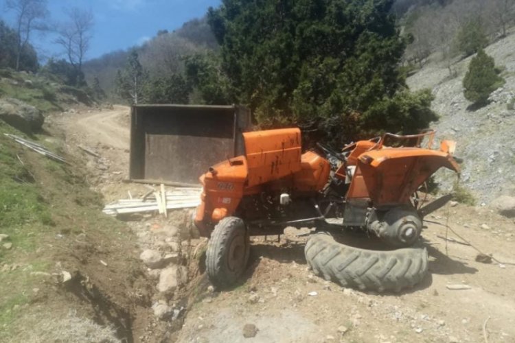 Freni patlayan trakt&ouml;r kayaya &ccedil;arptı