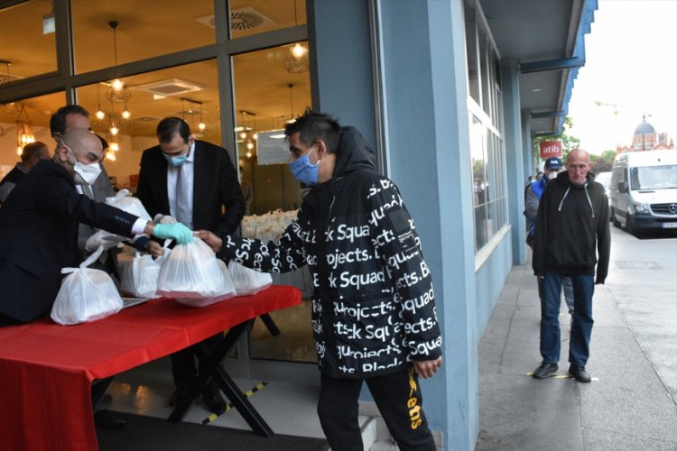 Avusturya'da T&uuml;rk STK, ihtiya&ccedil; sahiplerine iftar paketi dağıtıyor
