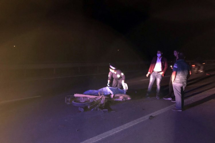 Antalya'da kamyona &ccedil;arpan motosikletli hayatını kaybetti