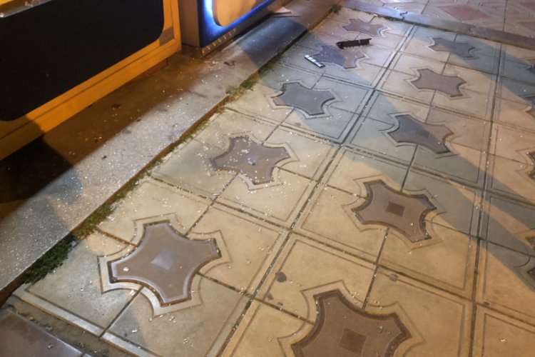 Bursa'da babasına kızan kadın ATM'leri par&ccedil;aladı
