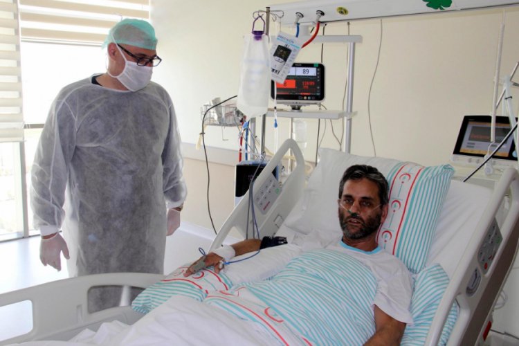 Koronavir&uuml;s&uuml; yenen doktor, plazma bağışıyla hastasını da kurtardı