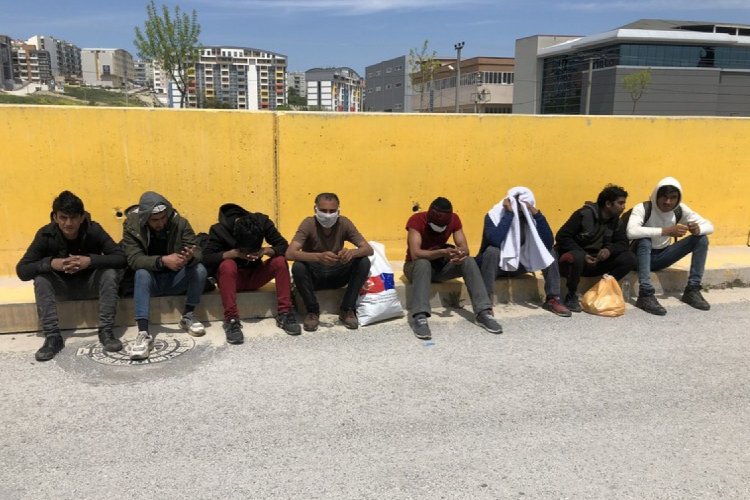 İstanbul'a y&uuml;r&uuml;rken Bursa'da polise yakalandılar