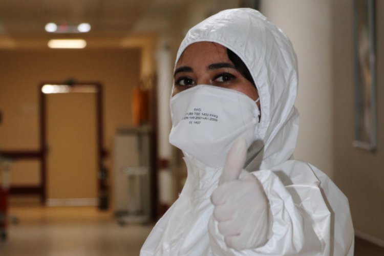 Koronavir&uuml;s&uuml; yenen hemşire, pandemi hastanesinde g&ouml;reve başladı