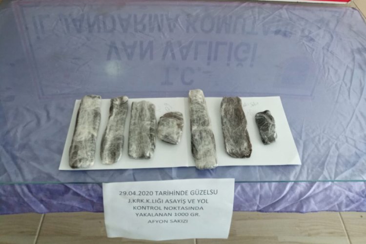 Kemerlerinin altına sakladıkları 1 kilo Afyon sakızıyla yakalandılar