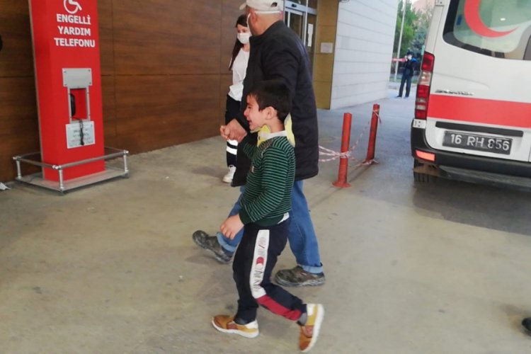 Bursa'da evde olması gereken &ccedil;ocuk sokakta oynayınca duvardan d&uuml;ş&uuml;p yaralandı