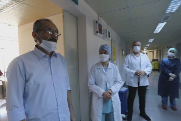 Koronavir&uuml;s&uuml; yenen n&uuml;fus m&uuml;d&uuml;r&uuml;, alkışlarla taburcu edildi
