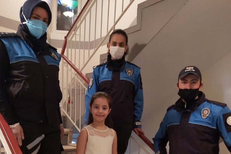 Sokağa &ccedil;ıkamayan Ela'ya polisten doğum g&uuml;n&uuml; s&uuml;rprizi