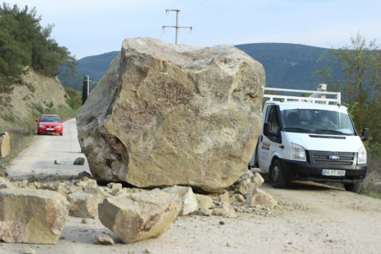 Dağdan d&uuml;şen kaya par&ccedil;ası 4 k&ouml;ye giden yolu kapattı
