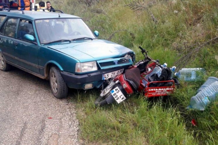 Otomobille &ccedil;arpışan motosikletin s&uuml;r&uuml;c&uuml;s&uuml; yaralandı