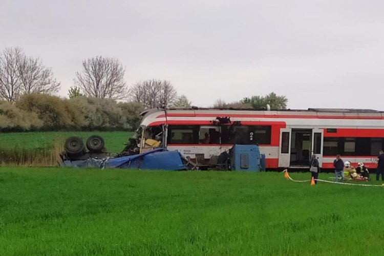 Polonya'da tren kazası: 2'si ağır 14 yaralı