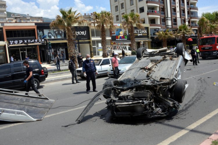 Kontrolden &ccedil;ıkan otomobil ortalığı savaş alanına &ccedil;evirdi