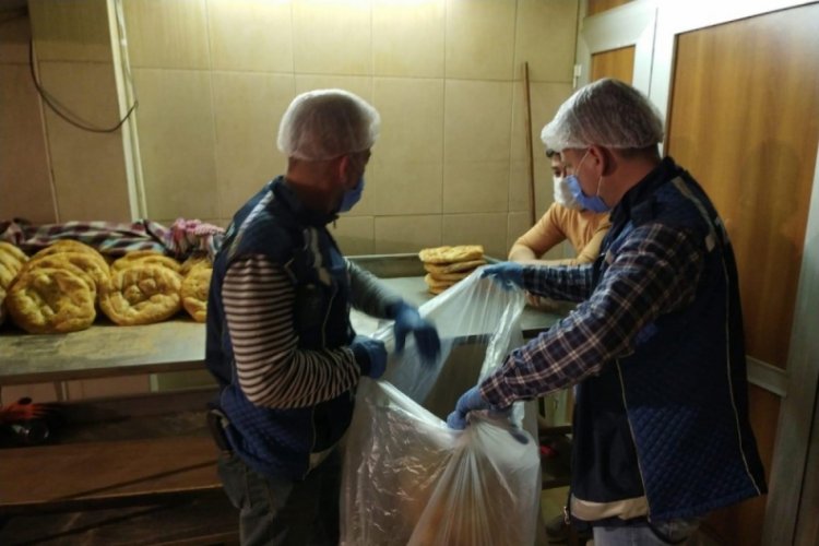 Gramajı d&uuml;ş&uuml;k pideleri vatandaşlara satmaya &ccedil;alıştılar