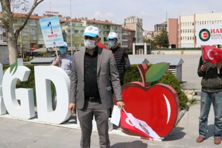 &Uuml;&ccedil; iş&ccedil;iyle 1 Mayıs kutlaması